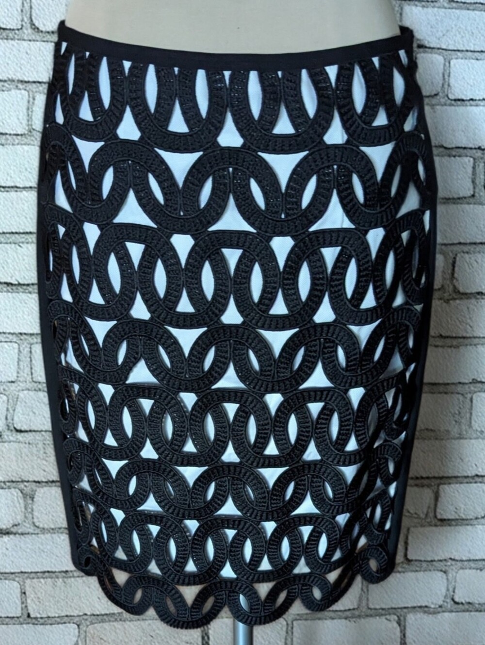 NWT Etcetera Ravel Black Embroidered Loop Overlay Pencil Skirt Size 4 - Picture 5 of 10